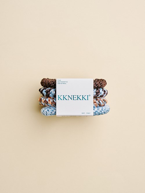 Stable af tre mønstrede hårbånd med KKNEKKI-label på en lys baggrund.