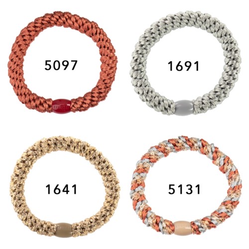 Vier geflochtene Armbänder in verschiedenen Farben mit Zahlen darin.