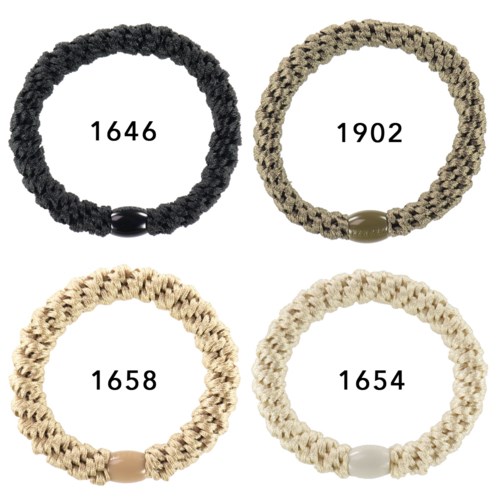 Vier gevlochten armbanden in zwart, groen, beige en off-white, elk met een jaar en een glad slot.