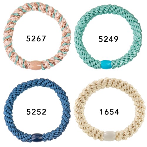 Vier bunte geflochtene Armbänder mit unterschiedlichen Nummern, in Pink, Grün, Blau und Beige. Jedes hat eine kleine Schnalle.