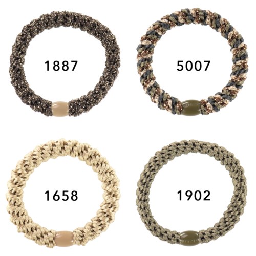 Fyra flätade armband i olika färger och med olika nummer. Varje armband har en beige pärla i mitten.