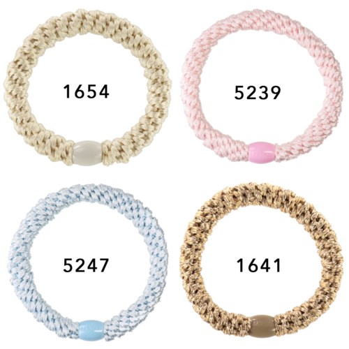 Vier farbige geflochtene Armbänder mit Zahlen in ihnen, in Beige, Pink, Blau und Braun.