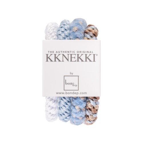 Sechs weiche, gedrehte Garnknäuel in Pastellblau, Weiß, Beigetönen mit Etikett und Website.