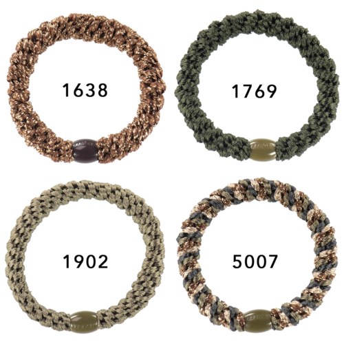 Vier geflochtene Armbänder in verschiedenen Farben mit einem kleinen Mittelteil und einer Zahl darin.