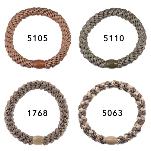 Vier verschiedene geflochtene Armbänder mit Zahlen und Verschluss, in Braun, Grau, Beige und gemustert.