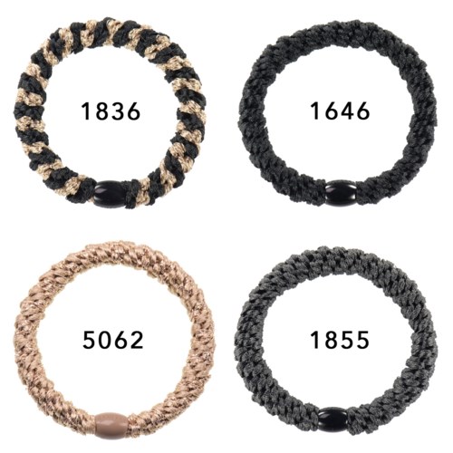 Vier geflochtene Armbänder in verschiedenen Farben, jedes mit einer Zahl in der Mitte. Zwei sind schwarz und beige, eines ist rosa.