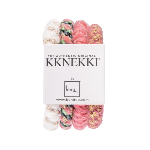 Fargerike, myke garnnøster i rosa, hvitt og flerfarget, pakket med en KKNEKKI-merkelapp.