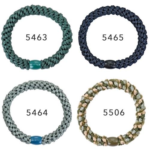 Vier geflochtene Armbänder mit verschiedenen Farben und Zahlen: grün, blau, grau und beige.