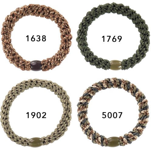 Fyra flätade armband i olika färger, vardera med en liten brunt eller grönt spänne, siffror inuti. Systematisk placering.