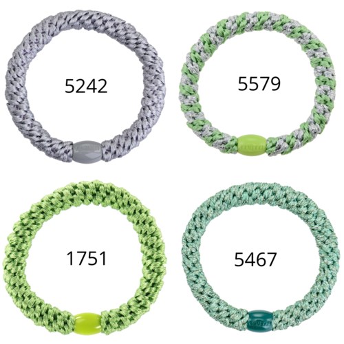 Vier bunte geflochtene Armbänder mit verschiedenen Zahlen, in Grau-, Grün- und Blautönen.