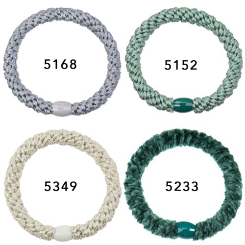 Vier geflochtene Armbänder in unterschiedlichen Farben mit Zahlen darin. Jedes hat einen kleinen, runden Verschluss.