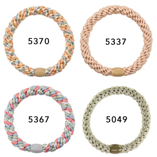 Vier bunte Seilarmbänder mit unterschiedlichen Mustern und kleinen Metallverschlüssen.