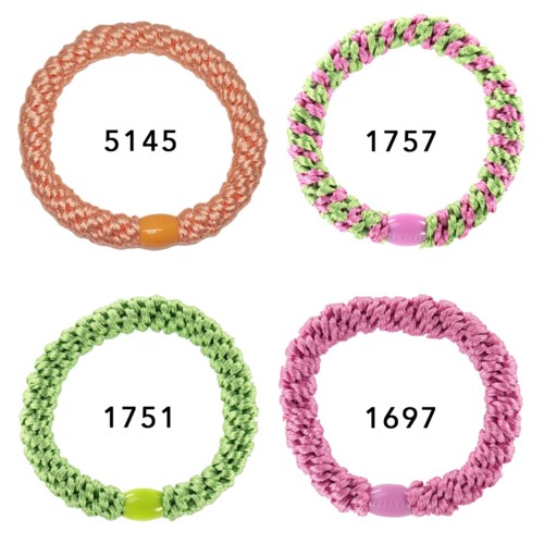 Vier bunte geflochtene Armbänder mit Nummern: orange 5145, pink und grün 1757, grün 1751, und pink 1697.