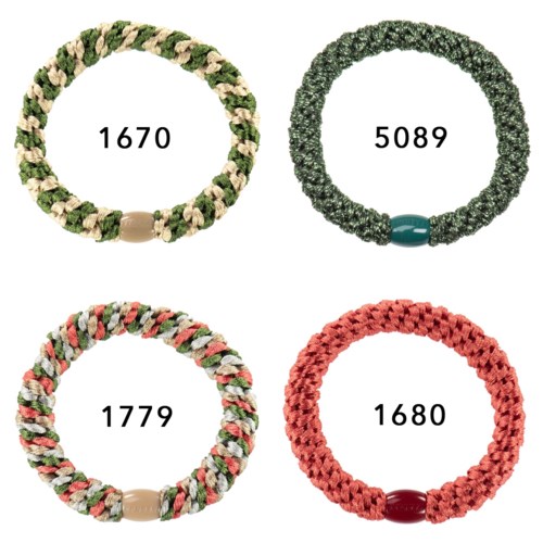 Vier bunte geflochtene Armbänder mit verschiedenen Zahlen in der Mitte, jeweils mit einem kleinen Verschluss. Helle und gemusterte Designs.