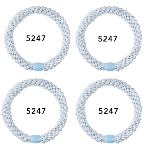 Fyra ljusblå och vita flätade hårband, varje med siffran 5247 inuti. De är placerade i en fyrkant.