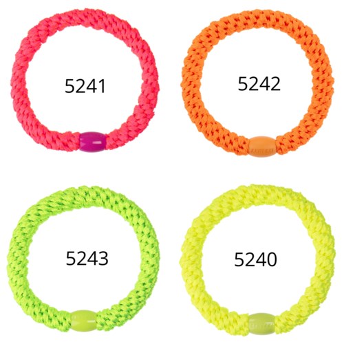 Vier bunte, geflochtene Armbänder mit Nummern 5241, 5242, 5243, 5240, mit Plastikperlen. Helle Farben und einfaches Design.