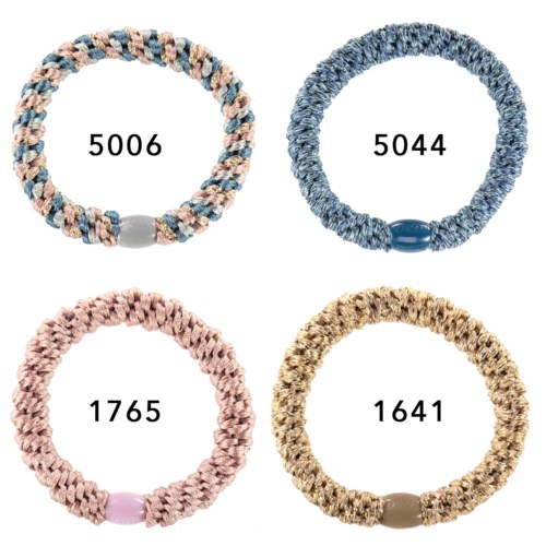 Vier bunte, gestrickte Haarbänder mit den Zahlen: 5006, 5044, 1765, 1641.