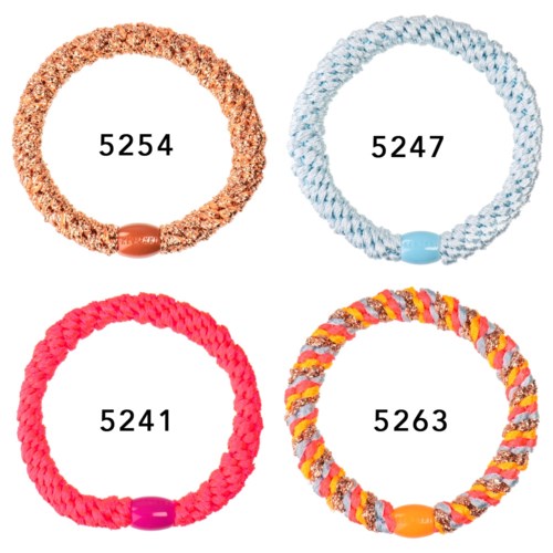 Vier bunte, geflochtene Armbänder mit unterschiedlichen Nummern im Inneren. Jedes hat einen kleinen Verschluss.