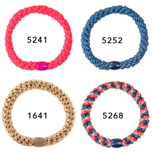 Vier bunte gefädelte Armbänder mit unterschiedlichen Zahlen, in Pink, Blau, Beige und buntem Muster.