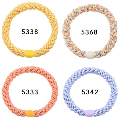 Vier bunte geflochtene Armbänder mit Nummern, in Gelb, Multicolor, Pfirsich und Lila.