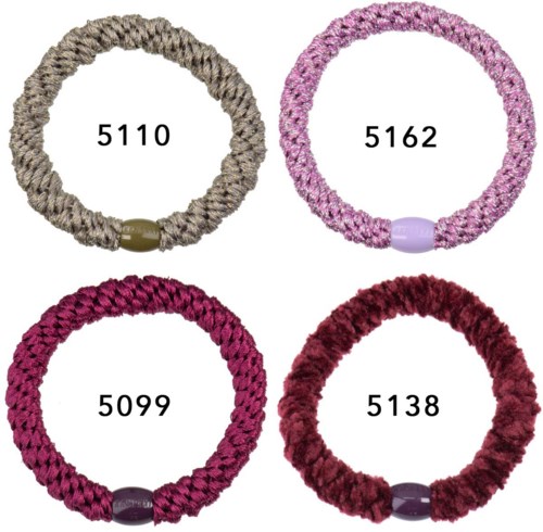 Vier farbige, gestrickte Haarbänder mit unterschiedlichen Nummern im Inneren.