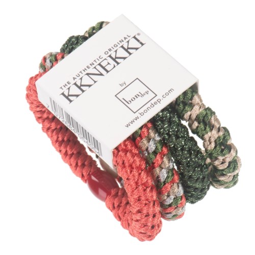 Satz aus bunten geflochtenen Armbändern mit Etiketten, einschließlich Rot, Grün, Beige und Musterdesigns.