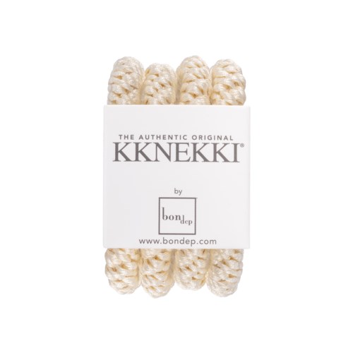 Vier cremefarbene, dicke, gedrehte Garne werden in einem weißen Papierband gehalten, das Text trägt. Die Worte erwähnen "Kknekki" und "BonDep".
