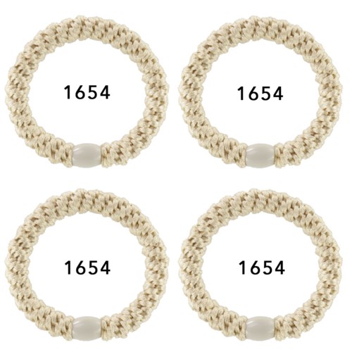 Vier beige elastische Haarbänder mit weißen Perlen und der Zahl 1654 eingedruckt.