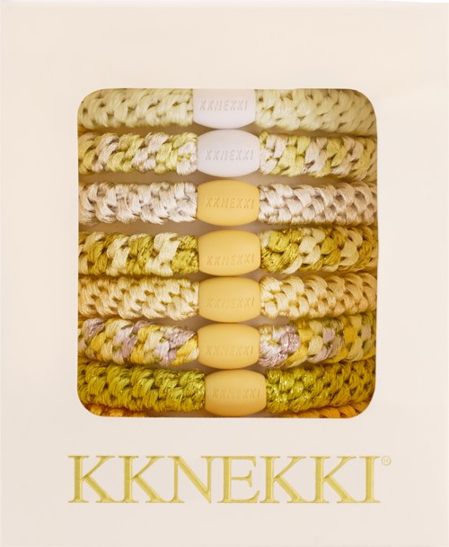 En sæt vævede armbånd med bløde gule perler, arrangeret i en æske med mærkenavnet KKNEKKI nedenfor.
