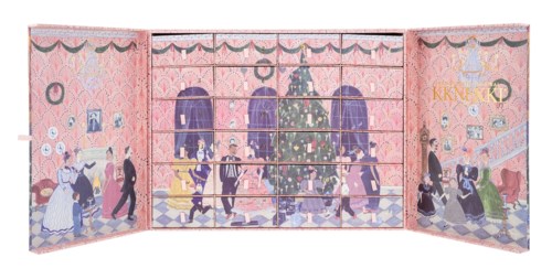 En julevindu med barn, et juletre og festlige dekorasjoner i et rosa rom.