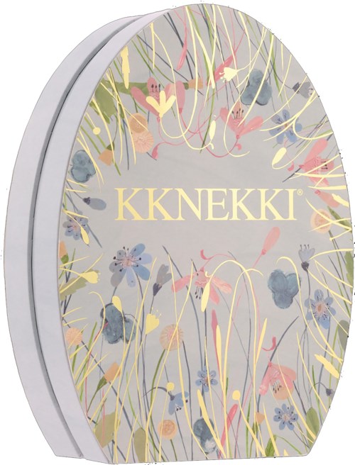 En rund beholder med blomsterdesign og ordet KKNEKKI i midten.