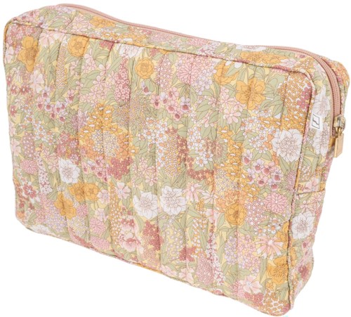 En blomstermönstrad väska med blixtlås, pastellfärger och ett unikt quiltat mönster.