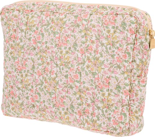 En blomsterquiltad väska med rosa, gula och gröna blommor på ljus tyg.