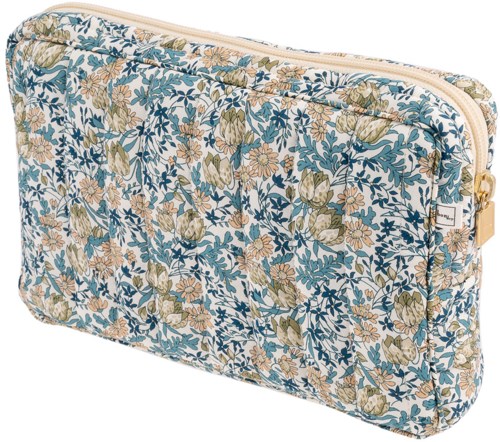 En rektangulär tygväska med blommönster i blått, grönt och beige, försedd med ett blixtlås och en liten etikett.