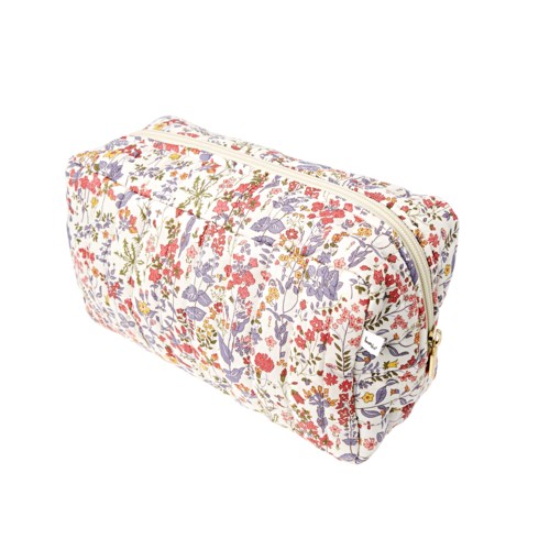 En rektangulär necessär i blomstersättningar med dragkedja och en liten vit logga på sidan.