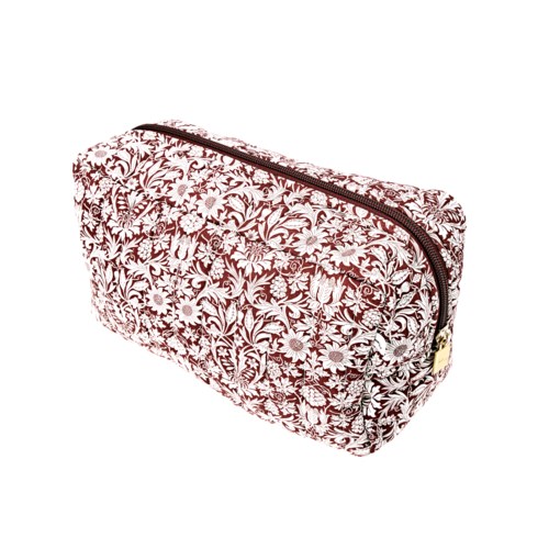 En kosmetväska med blommönster i rött och vitt med dragkedja.