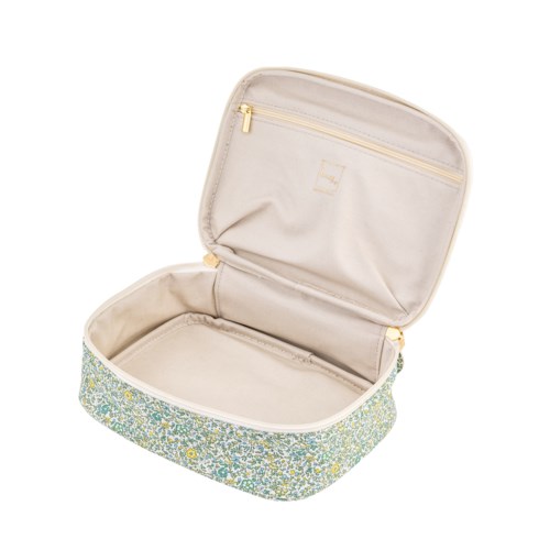 Öppna blomstertexturerad väska med beige insida, dragkedjeförvaringsficka och tom plats för förvaring.