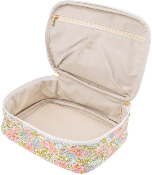 En väska med blommigt mönster, öppen huvudfack och inre dragkedjeförvaringsficka.