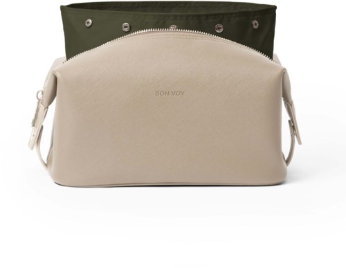 En beige väska med orden "BON VOY" och ett mörkare grönt inre, delvis öppen upptill.