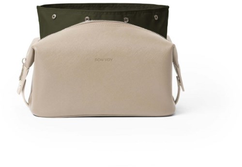 Två väskor, en mindre beige framför och en större mörk grön bakom, båda med blixtlås och enkla designer.