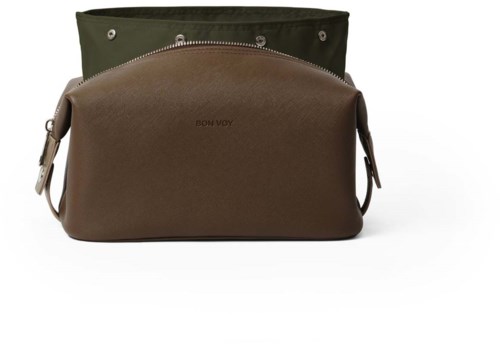 En brun läderväska med dragkedja, placerad framför en öppen grön väska. Båda har enkla, funktionella designer.