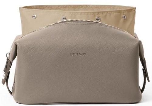 En beige väska med en ljusgrå framsida, delvis öppen, visar ett beige inre tyg.