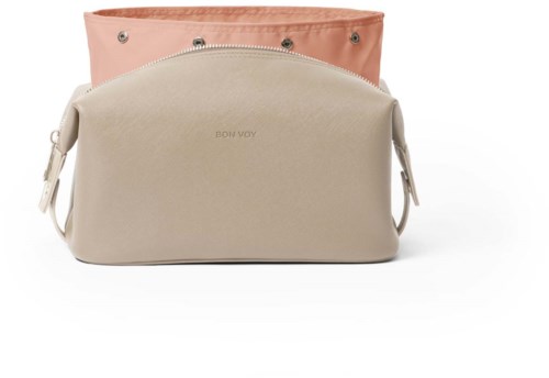 Två väskor, en beige med texten 'BON VOY', mindre framför, andra rosa bakom, båda med blixtlås.
