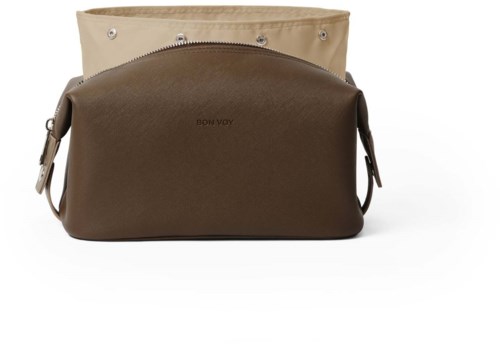 En brun väska med dragkedja, delvis öppen, som visar ett ljusfärgat tyg inuti.