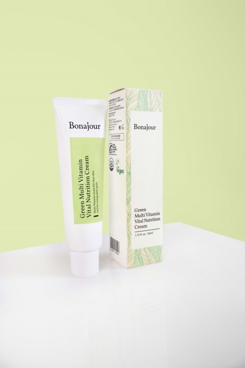 Een tube en doos van Bonjour Green Multi Vitamin Vital Nutrition Cream op een lichte achtergrond.