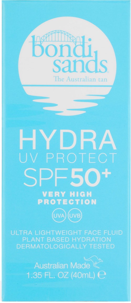 En lyseblå flaske med hvit og mørkeblå tekst for solkrem, inkludert SPF 50+ beskyttelse og UV-skjold.