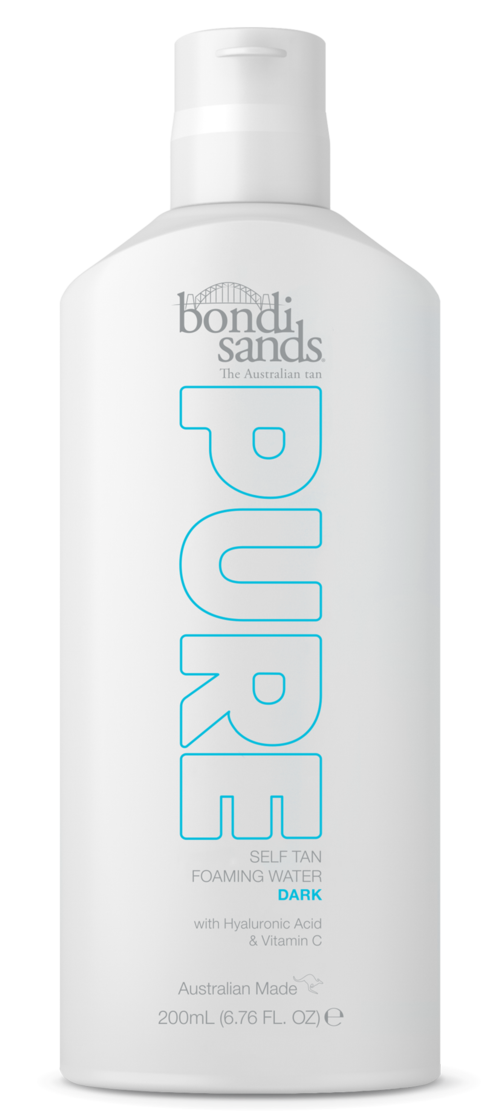 En hvit flaske med Bondi Sands Pure skumvann for selvbruning, med blå tekst og hvit lokk.