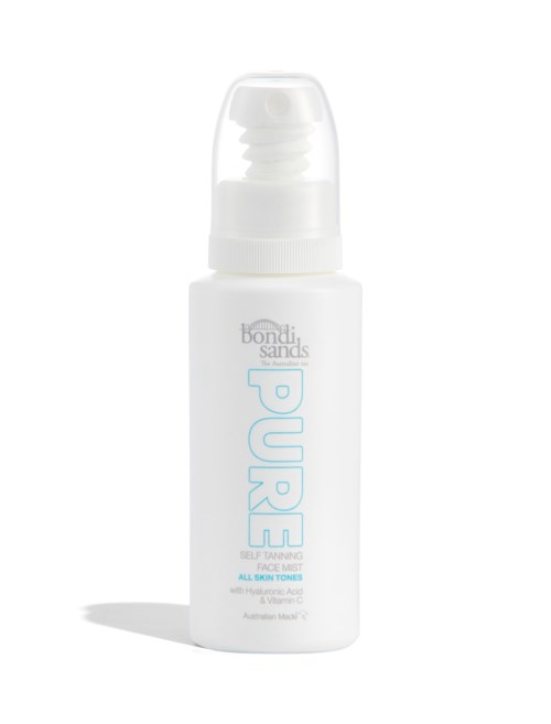 En hvit flaske med spraymunnstykke, merket 'Pure' og 'Bondi Sands', sannsynligvis et hudpleieprodukt for alle hudtoner.