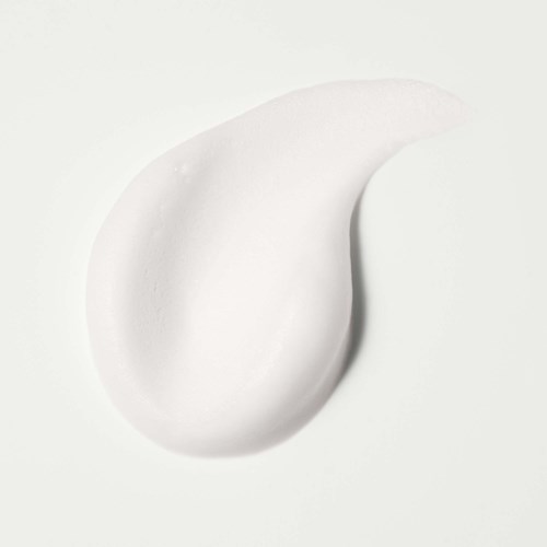 Ein Klecks weiße Creme oder Lotion auf weißem Hintergrund.