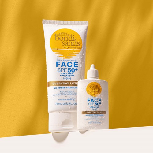 Två flaskor solkräm märkt 'Bondi Sands' med SPF 50+ står mot en gul bakgrund.